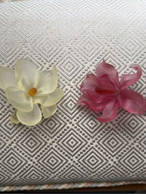 Artecnica Resin Flower Bottle Stoppers- Cream and Pink (2)